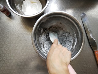 星空马卡龙(低成本面粉版),再去一半蛋白用切拌翻拌手法拌匀，不要压拌会使其消泡