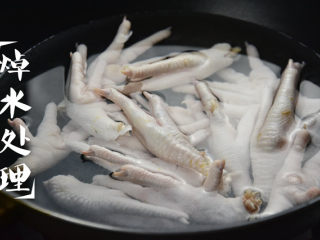 酱卤鸡爪,鸡爪放入锅中焯水，捞出，去除指甲，备用；