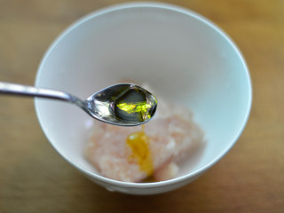 南瓜鸡肉粥（辅食）,接着放入碗中，加入一小勺橄榄油（一岁以上的小宝贝还可以加一些盐）