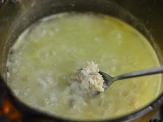 南瓜鸡肉粥（辅食）,一边放入一边用勺子划散，以免粘成一坨