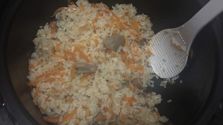新疆手抓饭,米饭键，约40分钟，蒸好后翻拌均匀