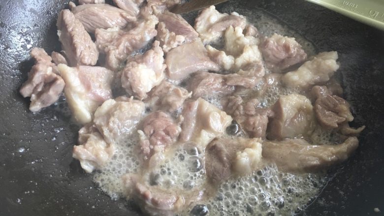 新疆手抓饭,放入羊肉煸炒，肥肉炒出油