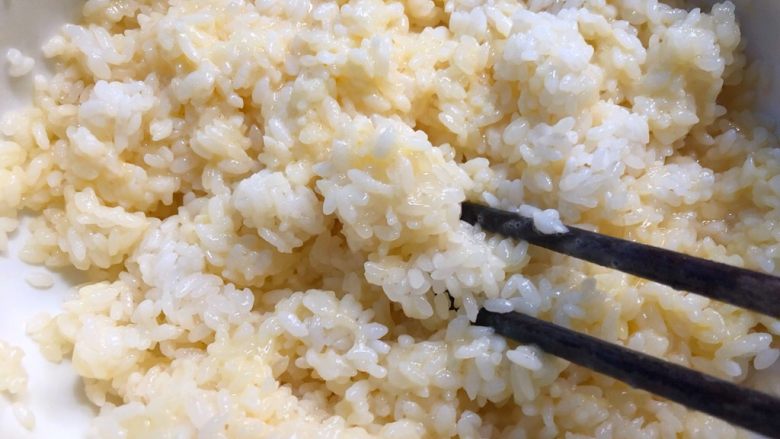 快手五彩炒饭,用筷子搅拌均匀，让每一粒米饭都沾上蛋液