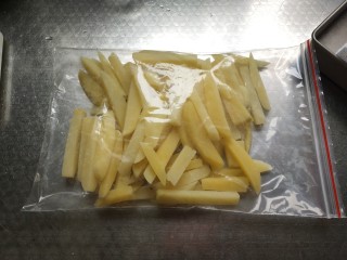 乡村粗薯,然后装在袋子里冷冻定型，也可以一直冷冻随吃随炸