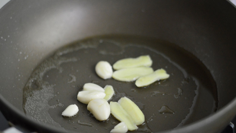 土豆香菇焖鸡翅,锅里烧热油后爆香姜蒜