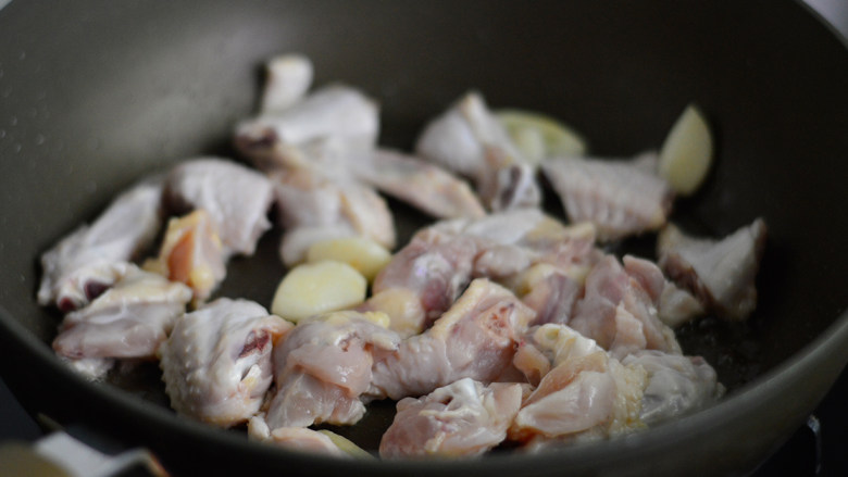 土豆香菇焖鸡翅,接着放入鸡翅慢煎，别着急翻面