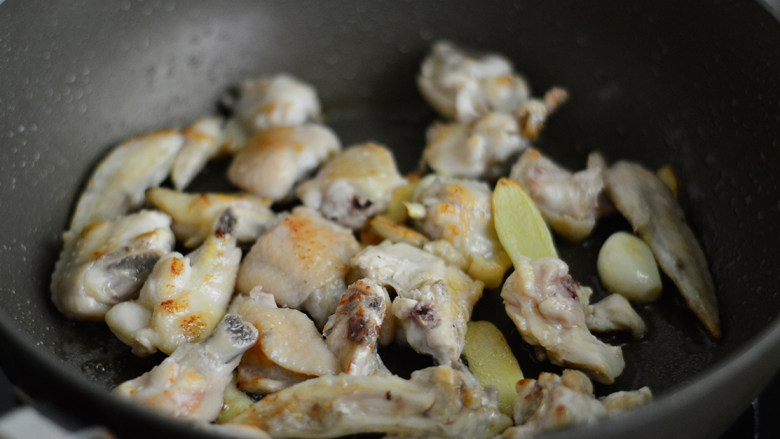 土豆香菇焖鸡翅,煎至一面金黄再煎另外一面，直至将鸡皮的油脂全部煎出来