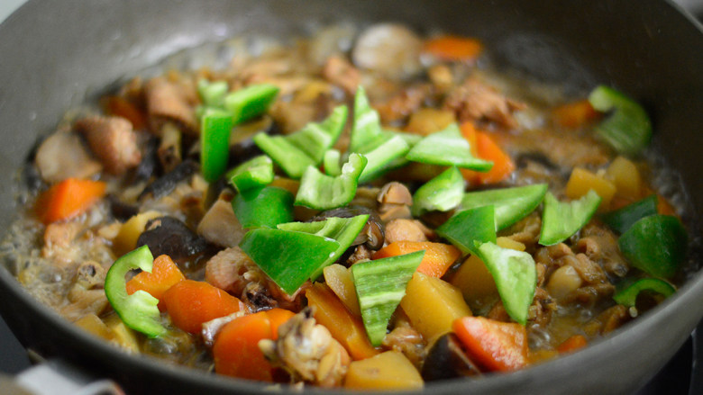 土豆香菇焖鸡翅,焖煮20分钟后再加入青椒