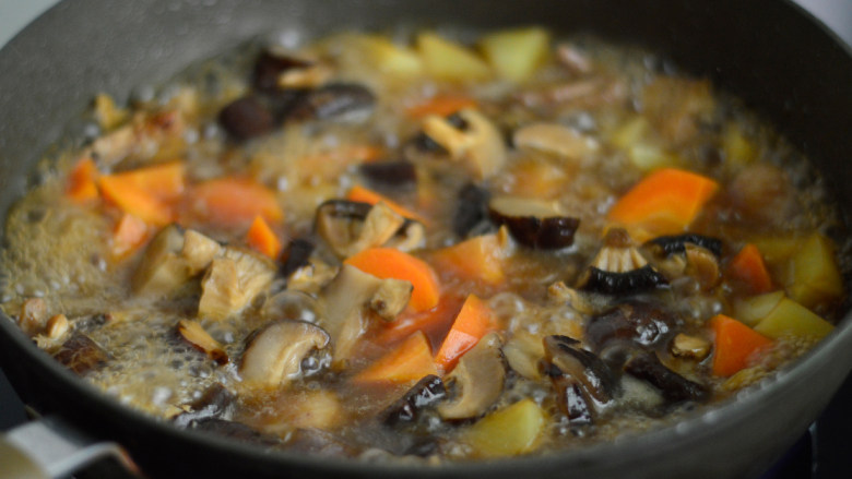 土豆香菇焖鸡翅,放入香菇和胡萝卜，大火烧开小火煮20分钟