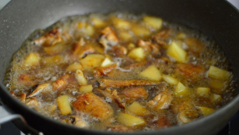 土豆香菇焖鸡翅,兑入开水（不要用凉水哦）