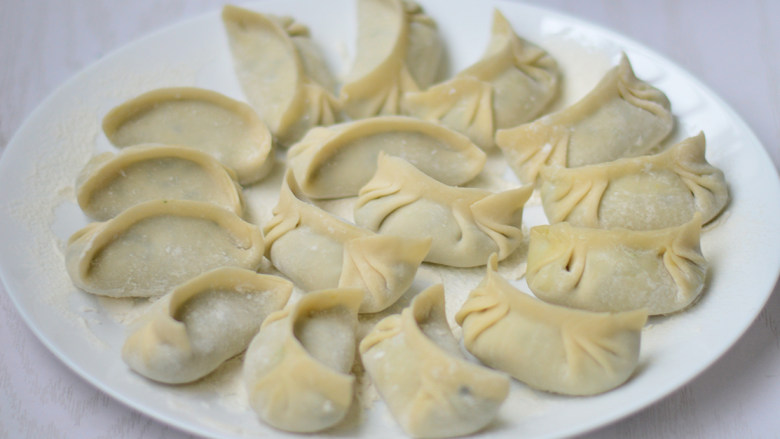 韭菜猪肉煎饺,包好的饺子放入盘中