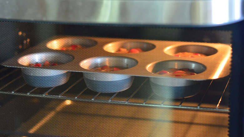 红糖樱桃马芬,烤箱预热180度，放入中层，烤25-30分钟左右