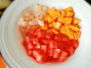 水果多多~酸奶水果捞,芒果也是切成小丁，连同切好的西瓜和荔枝放在一个大碗里