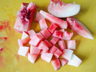 水果多多~酸奶水果捞,准备一个水蜜桃，然后切成小丁嗷