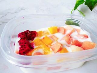 水果多多~酸奶水果捞,再放酸奶再放入其他的一些水果