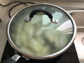 什锦冬瓜汤,大火烧开之后转小火，盖上锅盖，煮5分钟