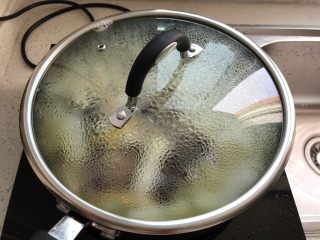 什锦冬瓜汤,盖上锅盖，转小火再煮7.8分钟