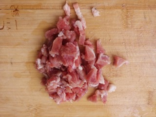肉沫豆角,再把猪肉切成猪肉末。