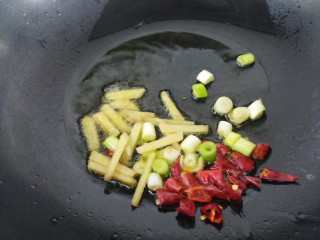 肉沫豆角,把葱姜和干辣椒放进去爆香。