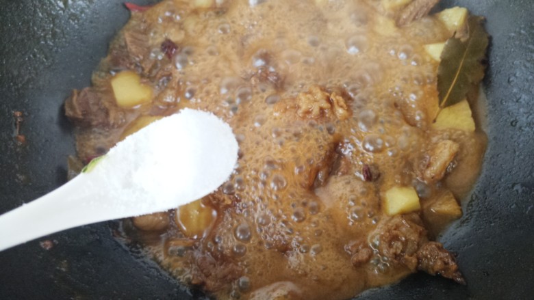 土豆炖牛腩,小火炖15分钟左右，加入一勺盐。