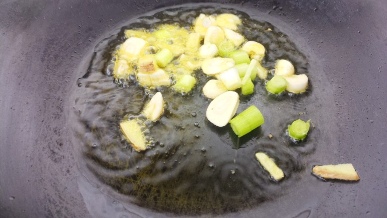 排骨炖豆角,然后锅里热油，把葱姜蒜爆香。