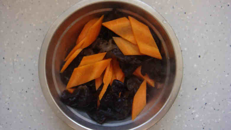 沙茶酱烧虎皮鹌鹑蛋,将木耳和胡萝卜进行焯烫，焯烫后过凉，控干水份备用。