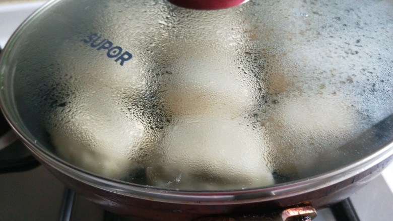 枣泥小餐包,盖好盖子二次发酵20分钟开火煎制。