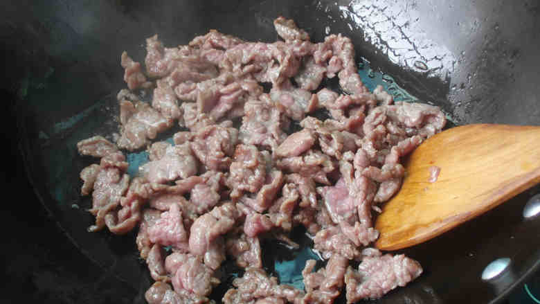 沙茶酱牛肉意面,热锅加油，放入牛肉快速炒开