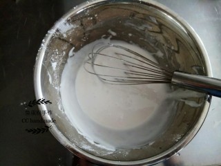 蔓越莓米糕,在搅拌好的酵母粉液体里筛入粘米粉，并把粘米粉用蛋抽搅拌均匀。然后用保鲜膜密封好，放在温暖的地方发酵约30分钟。当看到有一点气泡表示发酵完成。