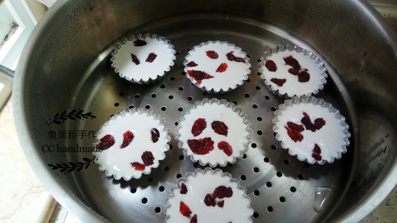 蔓越莓米糕,冷水倒入蒸锅里，把蔓越莓米浆隔水放入蒸锅，盖上盖子，从水开始烧沸，蒸约15至20分钟至即可。