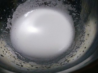 法式马卡龙,蛋清加几滴柠檬汁，低速打发至粗泡，加入三分之一的糖，调中高速打发，等蛋白变白变细腻些加入三分之一的糖。最后出现湿性发泡，可加入色素，剩下的糖继续打发。