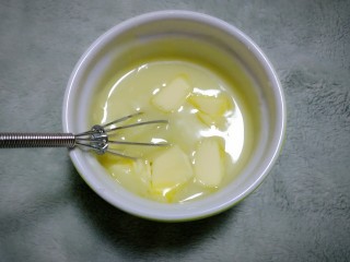 法式马卡龙,加入黄油，继续搅拌，直到黄油彻底融化。
