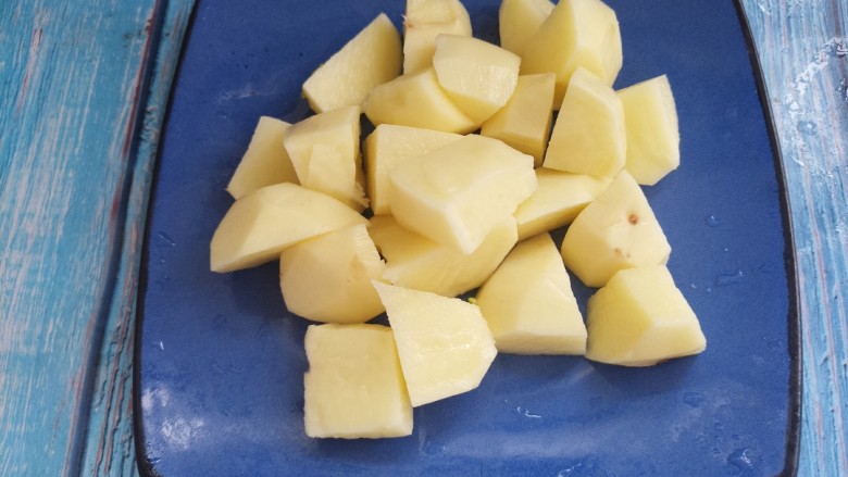 土豆炖牛腩,把土豆切成块儿。