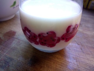 火龙果思慕雪,杯子里倒入酸奶，酸奶的高度没过火龙果即可。