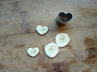 香蕉芒果思慕雪,切几片薄的香蕉，用模具压出心形。根据个人喜好，可以换成别的形状。