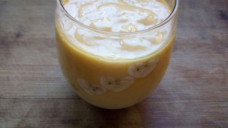 香蕉芒果思慕雪,将打好的奶昔倒入杯中。