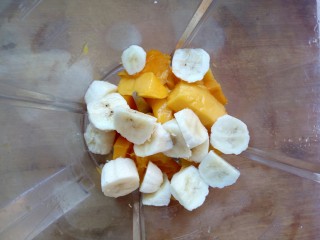 香蕉芒果思慕雪,剩下的香蕉切块，也放入料理机。