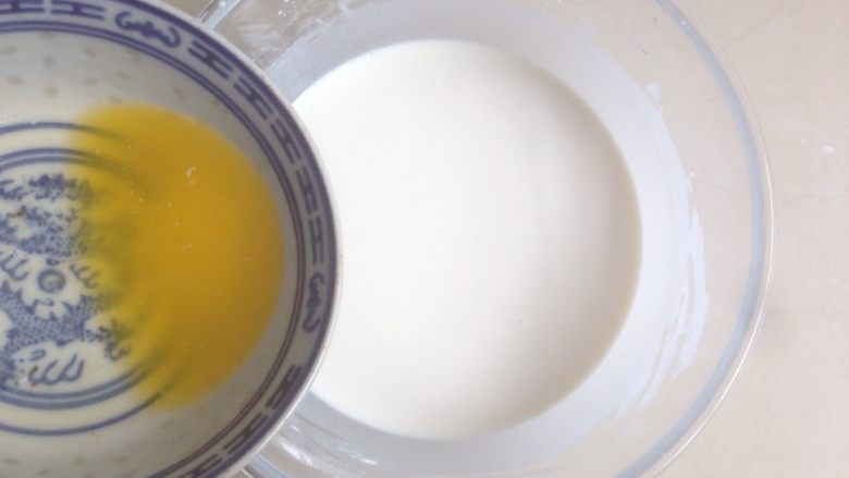 芒果糯米糍,倒入黄油，拌均匀。