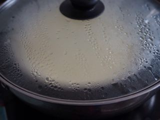 芒果糯米糍,锅里的水烧开后，放入，大火蒸15分钟左右。