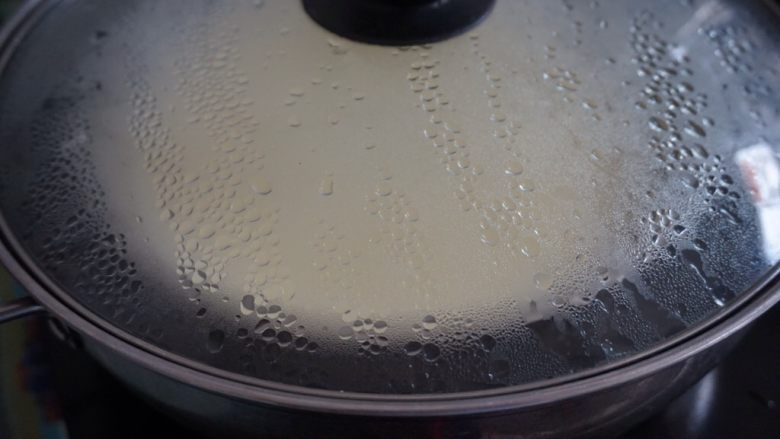 芒果糯米糍,锅里的水烧开后，放入，大火蒸15分钟左右。