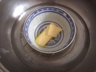 芒果糯米糍,黄油隔热水融化成液体。