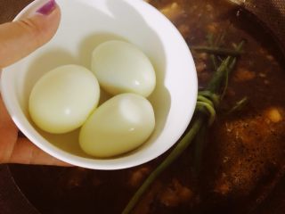 香菇卤肉饭,煮好的白水蛋。