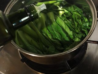 香菇卤肉饭,炖肉的时候，另起锅烧水，汆烫上海青，在水里加几滴油，可以保持蔬菜的翠绿。