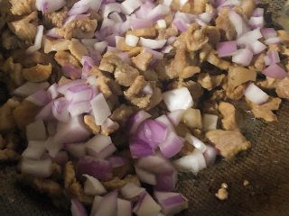 香菇卤肉饭,放入洋葱丁，翻炒至洋葱透亮。