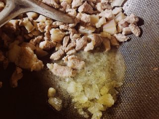 香菇卤肉饭,油脂越来越多的时候，把肉拨到一边，放入冰糖，小火炒出糖色。