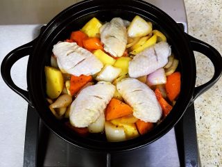 鸡翅焖锅,铺上腌好的鸡翅