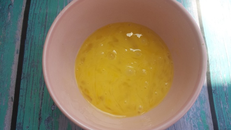 韭菜炒鸡蛋,搅拌均匀。