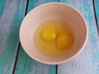 韭菜炒鸡蛋,把鸡蛋打入碗中。