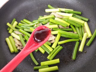 蒜苔炒肉丝,加一勺蚝油。