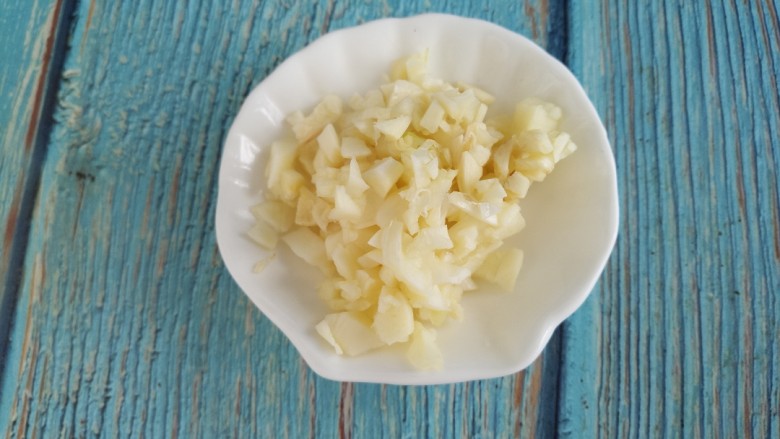 凉拌黄瓜花生米,然后把蒜切成蒜末。